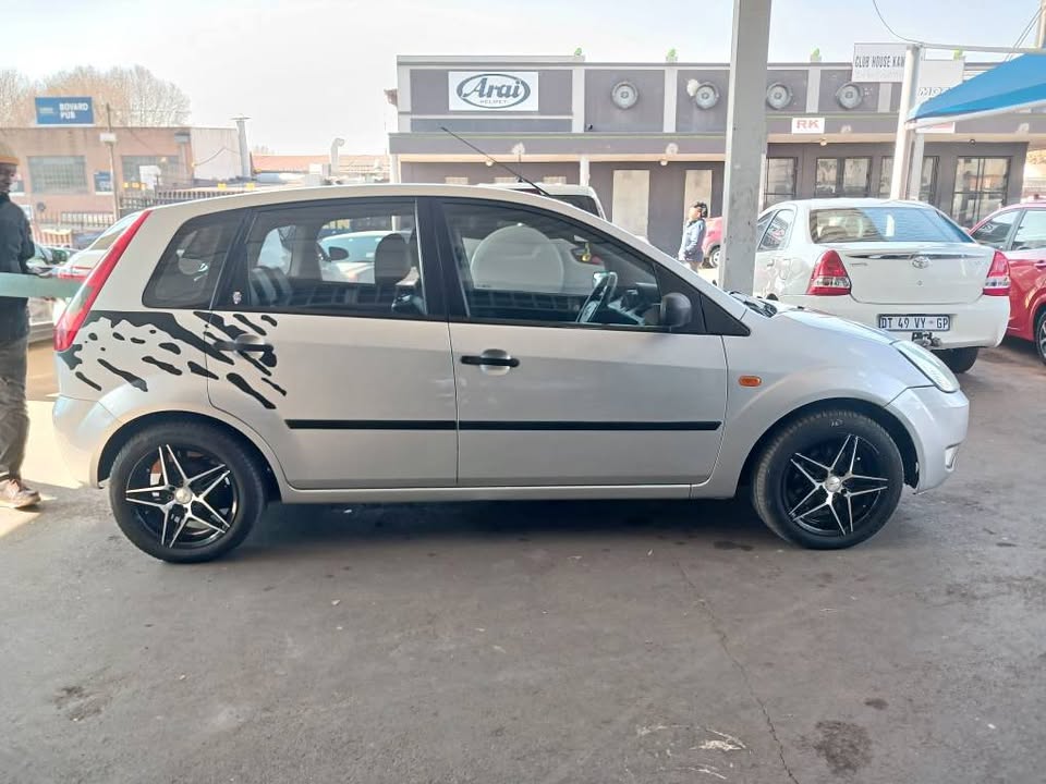 2005 FORD FIESTA 1.6 HATCHBACK  Transmission: Manual  Mileage: 75000KM  Fueltype: Petrol  Silver