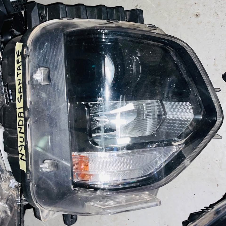 Hyundai Santa Fe headlight - Private Seller Hyundai Santa Fe headlight - Private Seller