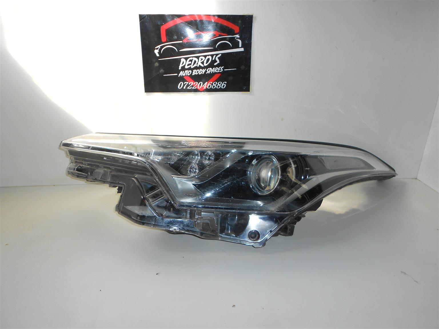 Toyota C-HR LEFT HEADLIGHT - Private Seller Toyota C-HR LEFT HEADLIGHT - Private Seller