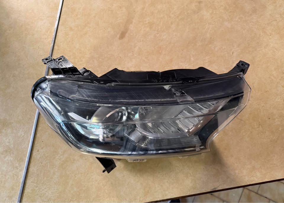 Ford Ranger T7 / T8 / Everest Right Headlight - Private Seller Ford Ranger T7 / T8 / Everest Right Headlight - Private Seller