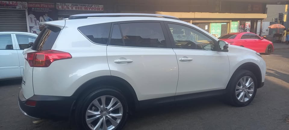 2015 TOYOTA RAV4 2.0 ENGINE,  AUTOMATIC TRANSMISSION, 89000KM LEATHER SEATS, SUNROOF
