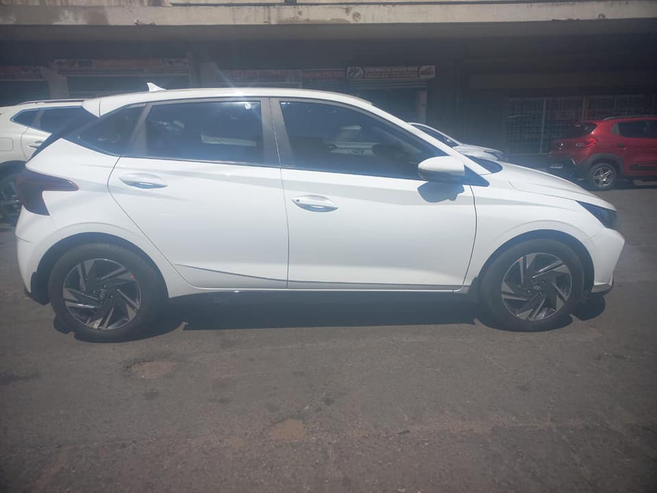 2022 HYUNDAI i20 1.0T PETROL ENGINE, AUTOMATIC TRANSMISSION, WHITE COLOUR, MILEAGE