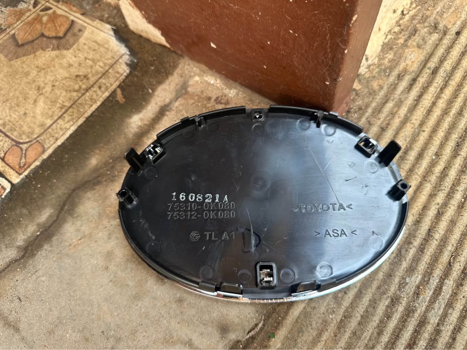 Toyota fortuner grill badge logo - Private Seller