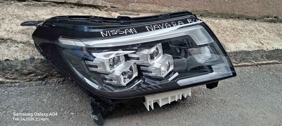 Nissan Navara headlight right side - Private Seller Nissan Navara headlight right side - Private Seller