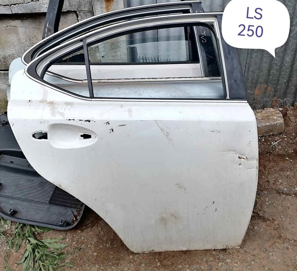 LEXUS LS-250 R/R DOOR SELLING - Private Seller