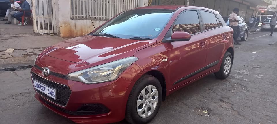 2017 HYUNDAI i20 1.2 MOTION, MANUAL, MAROON COLOUR, 72000KM. LEATHER SEATS