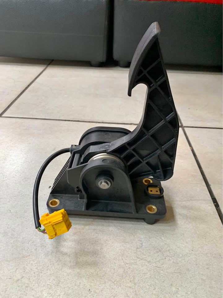 Mercedes Benz Actros accelerator pedal