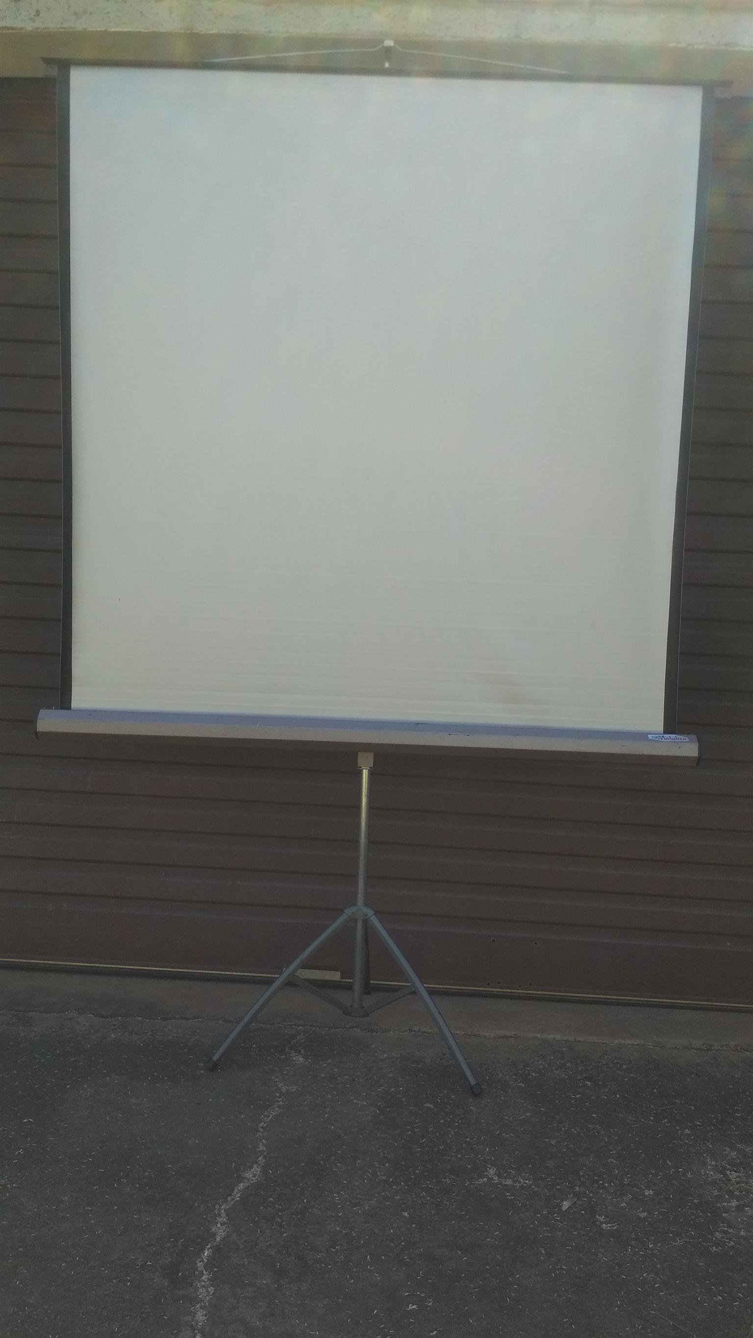 Screen tripod, 4:3 ratio. Make: Metalux