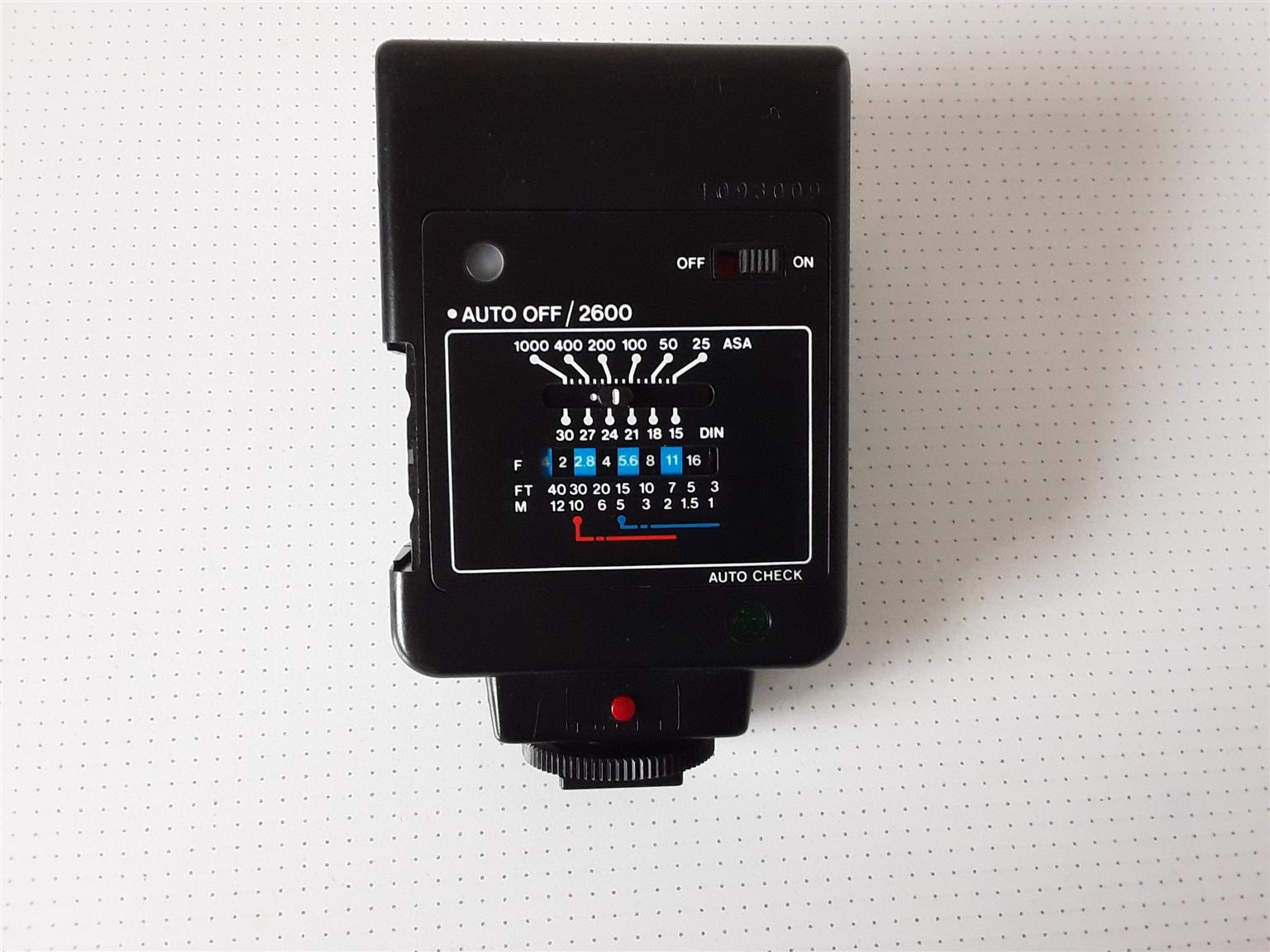 Vivitar 2600 automatic flash features a 3- to 30-foot automatic exposure range.