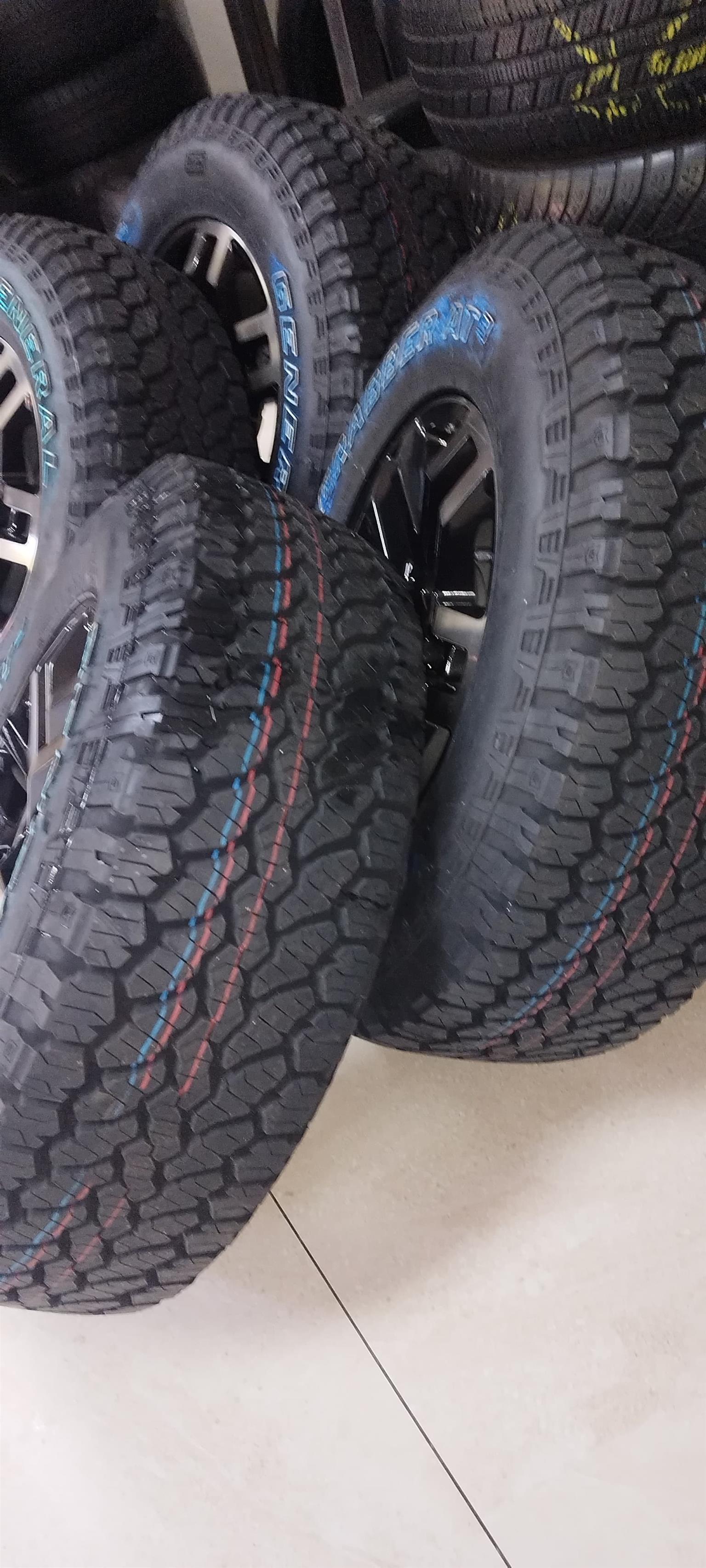 General Graber 265/70 R17 with raptor rim