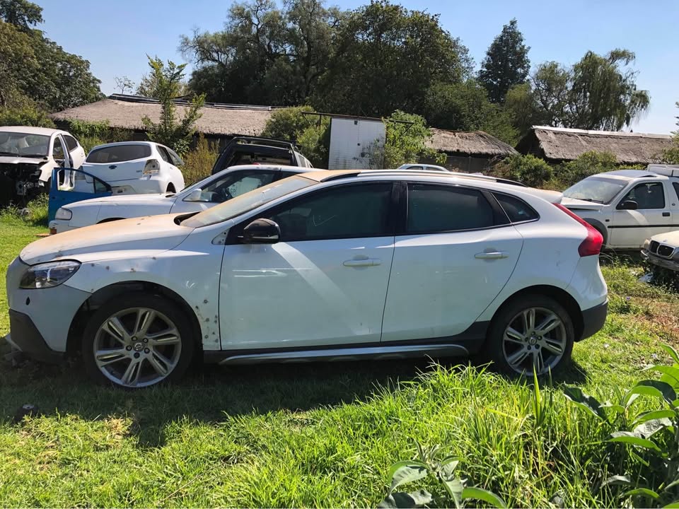 Volvo V40 T4 Spares for Stripping