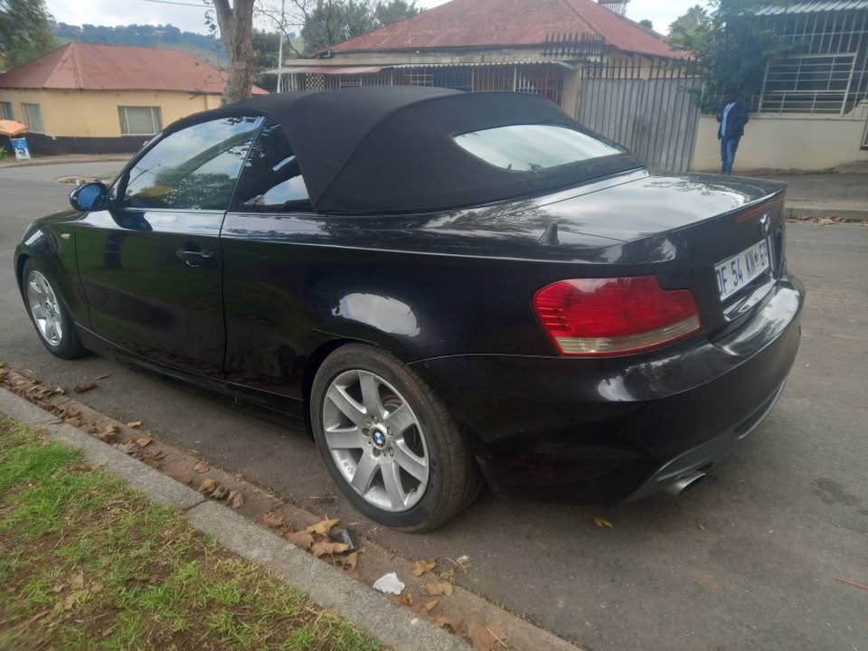 2008 BMW 320i Petrol, Convertible, Automatic, Black, 225000kms Leather Seats.