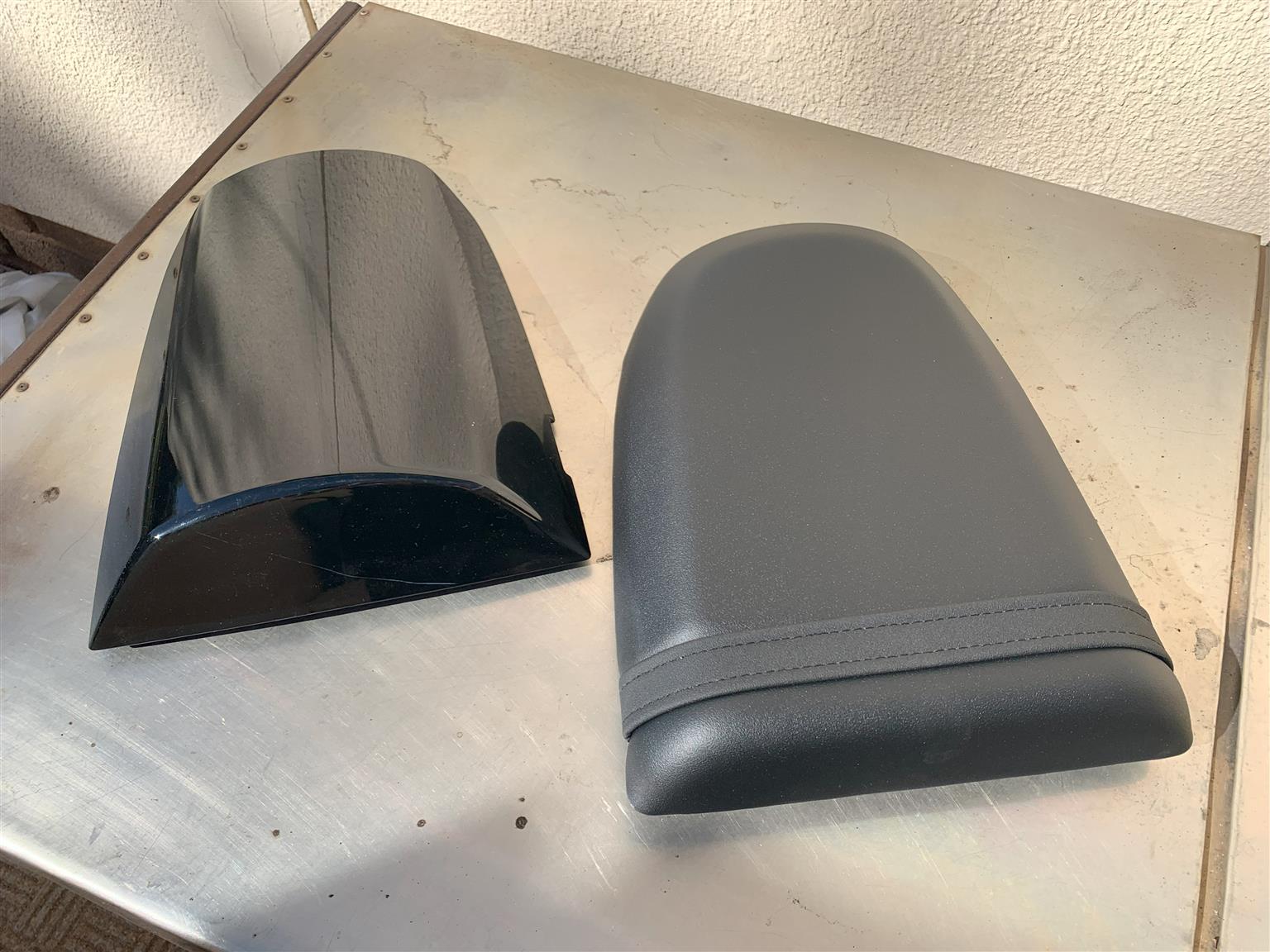 Suzuki GSX-R pillion seat & seat cover.Fits GSX-R1000K1-2, GSX-R600/750 Y-K3 mod