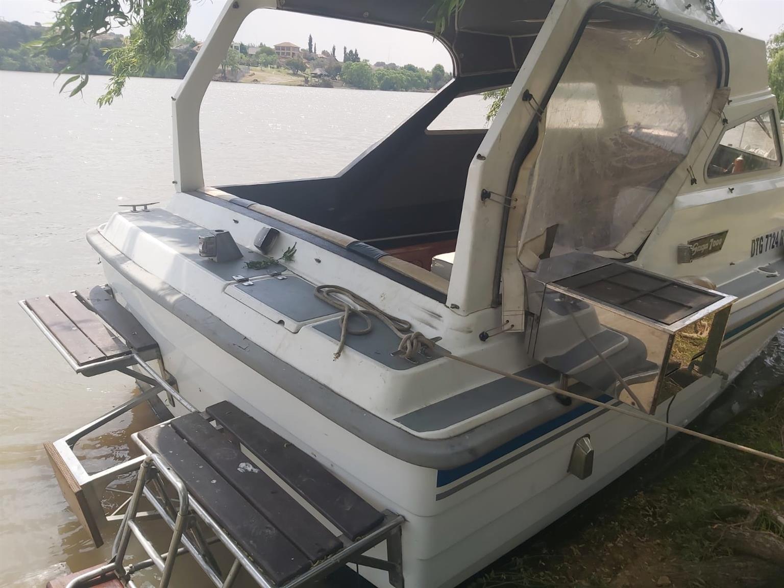 Cabin Cruiser - inboard diesel