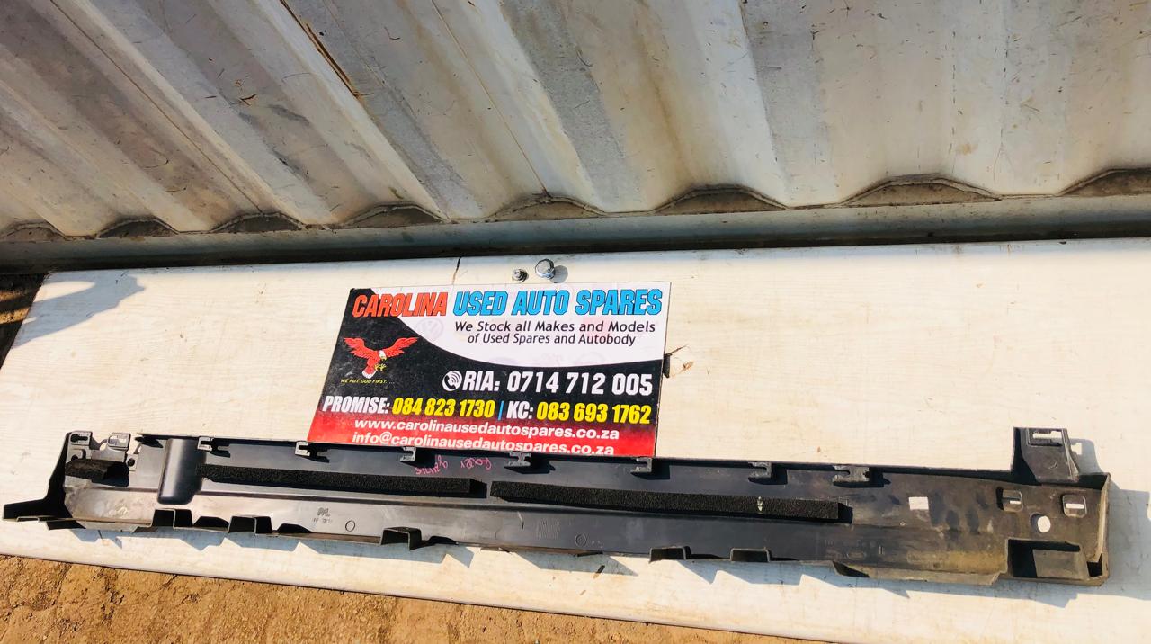 Range Rover Defender L663 left side skirt (2020) - Private Seller