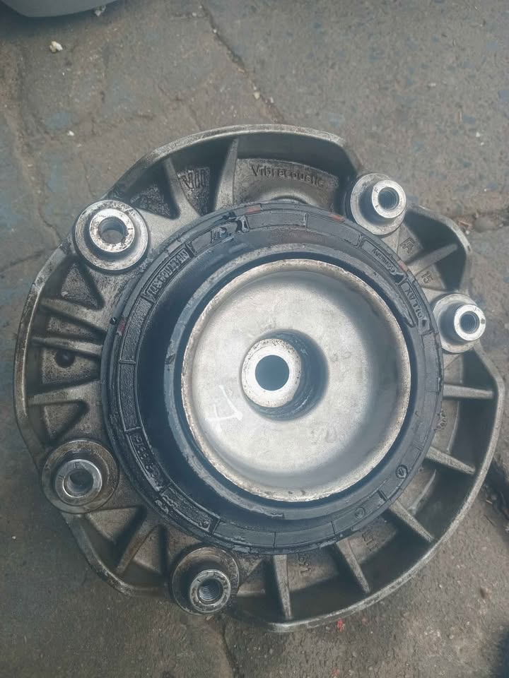 Bmw f48 shock mounting in good working condition original bmw parts ready to use - Private Seller Bmw f48 shock mounting in good working condition original bmw parts ready to use - Private Seller