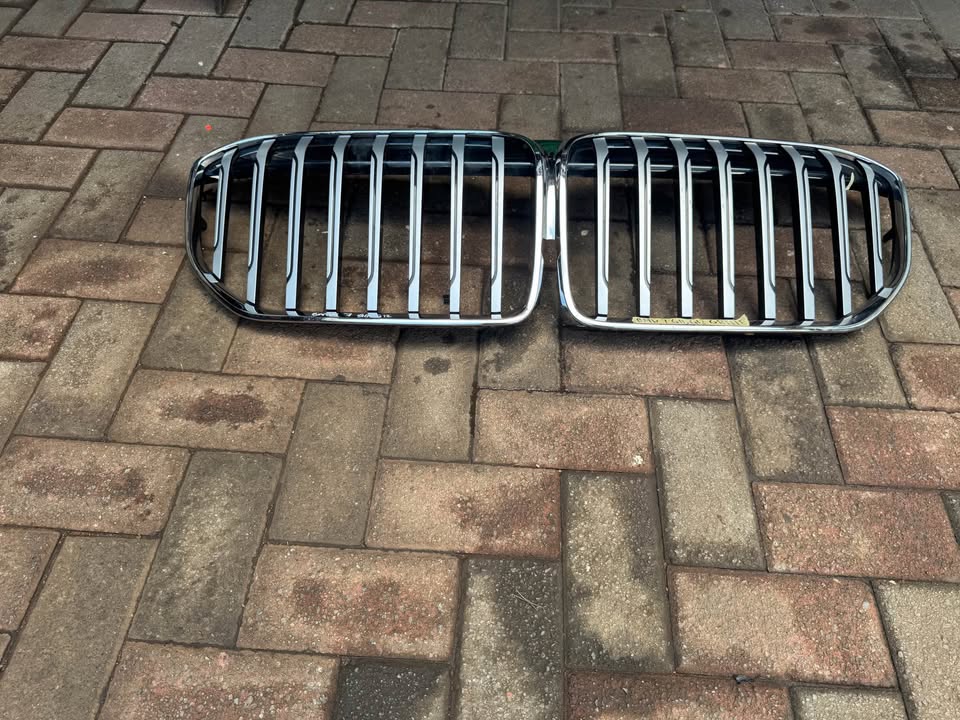BMW 7 Series G11 Main Front Bumper Grill - Private Seller BMW 7 Series G11 Main Front Bumper Grill - Private Seller