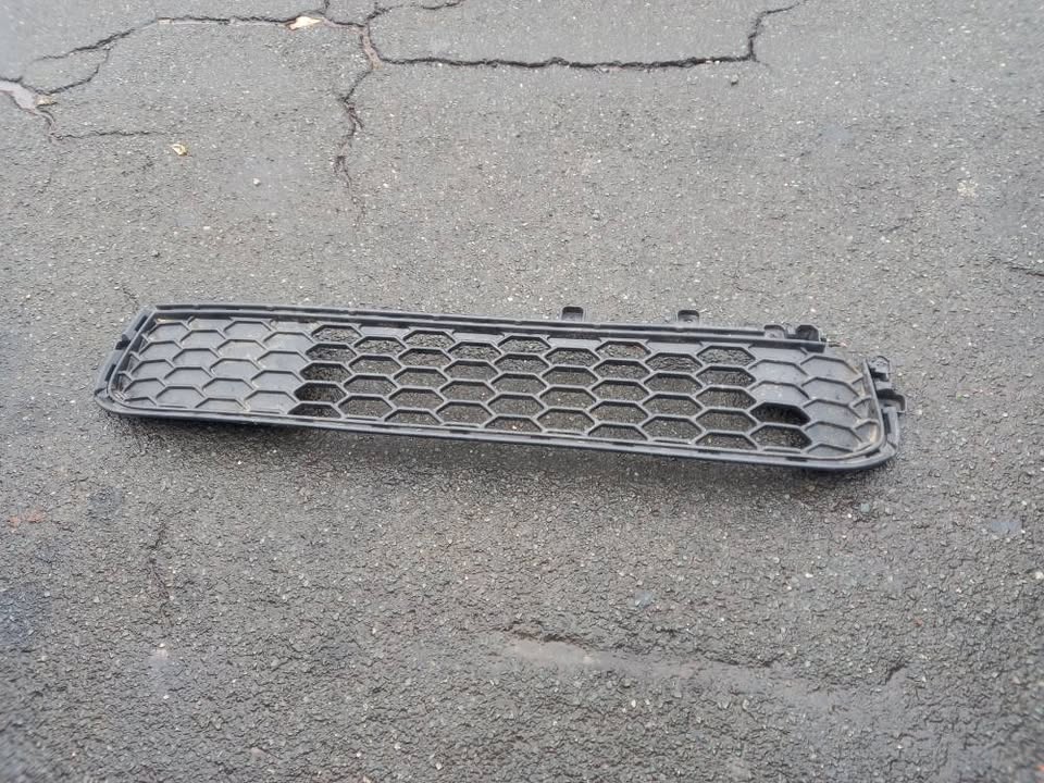 2011 - 2014 Chevrolet Cruz Front Lower bumper Grille - Private Seller 2011 - 2014 Chevrolet Cruz Front Lower bumper Grille - Private Seller