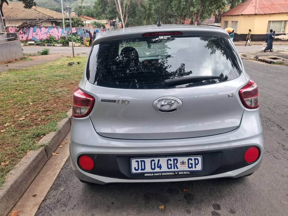 Hyundai i10 grand Silver 2019 for