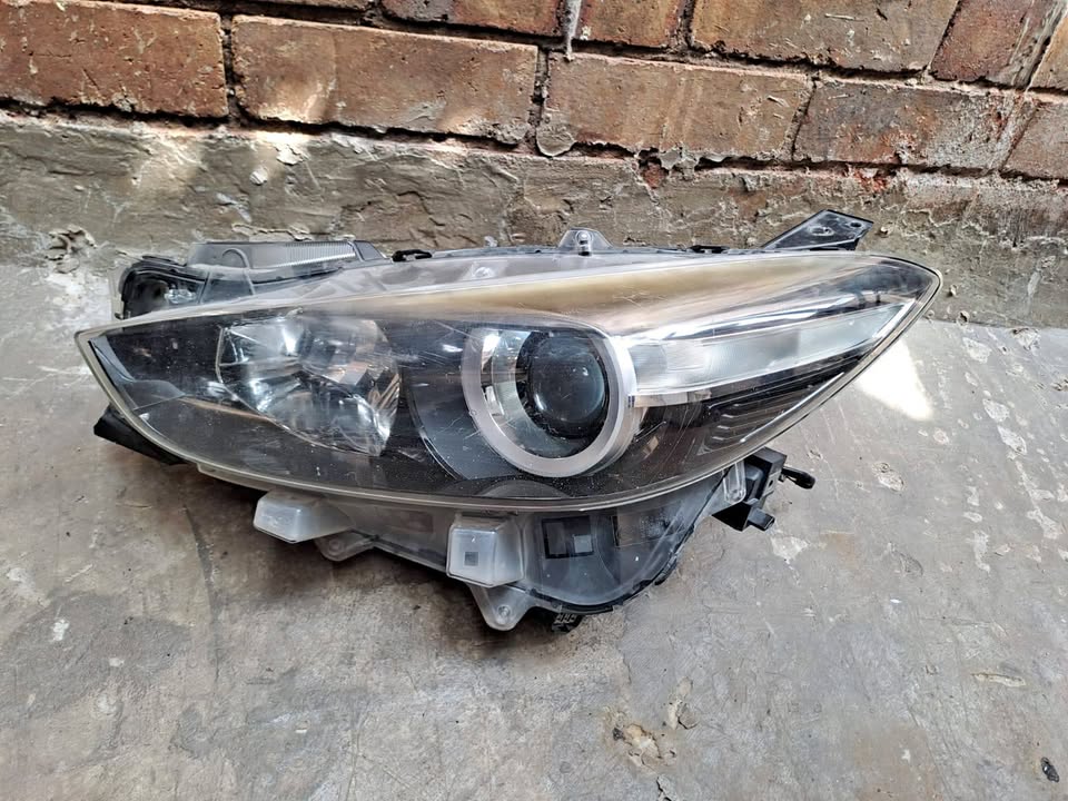 2014-2016 Mazda CX5 Head light left Side. - Private Seller 2014-2016 Mazda CX5 Head light left Side. - Private Seller