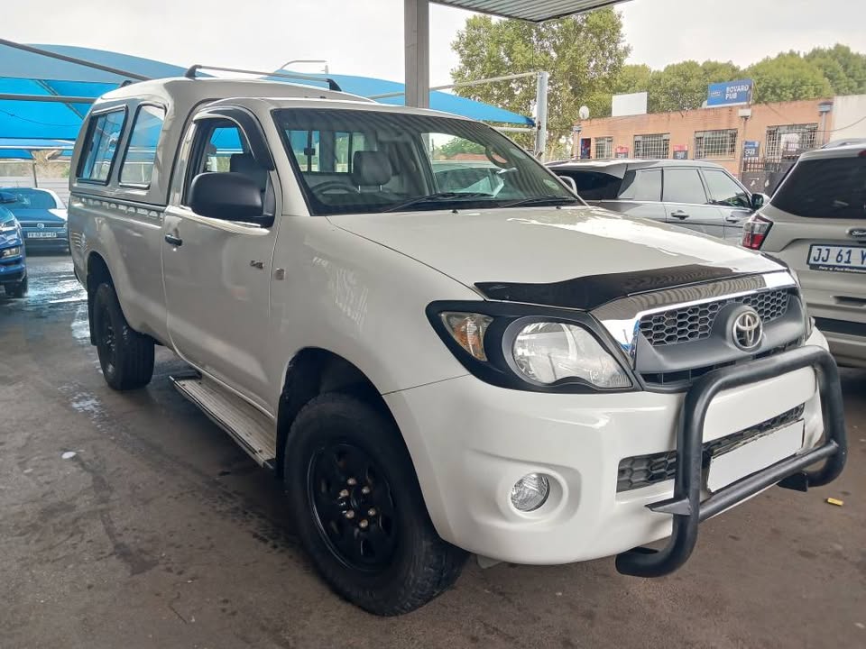 2009 TOYOTA HILUX 2.5 D4D S/C 4X2 Transmission: Manual  Mileage: 127000km Fueltype: Diesel  White