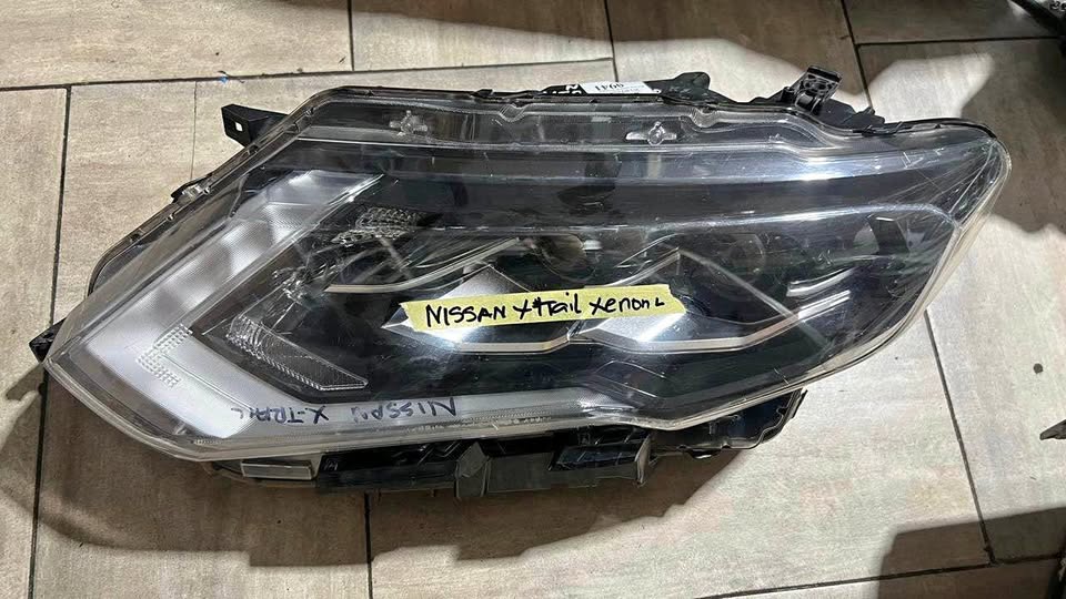Nissan X-Trail headlight - Private Seller Nissan X-Trail headlight - Private Seller