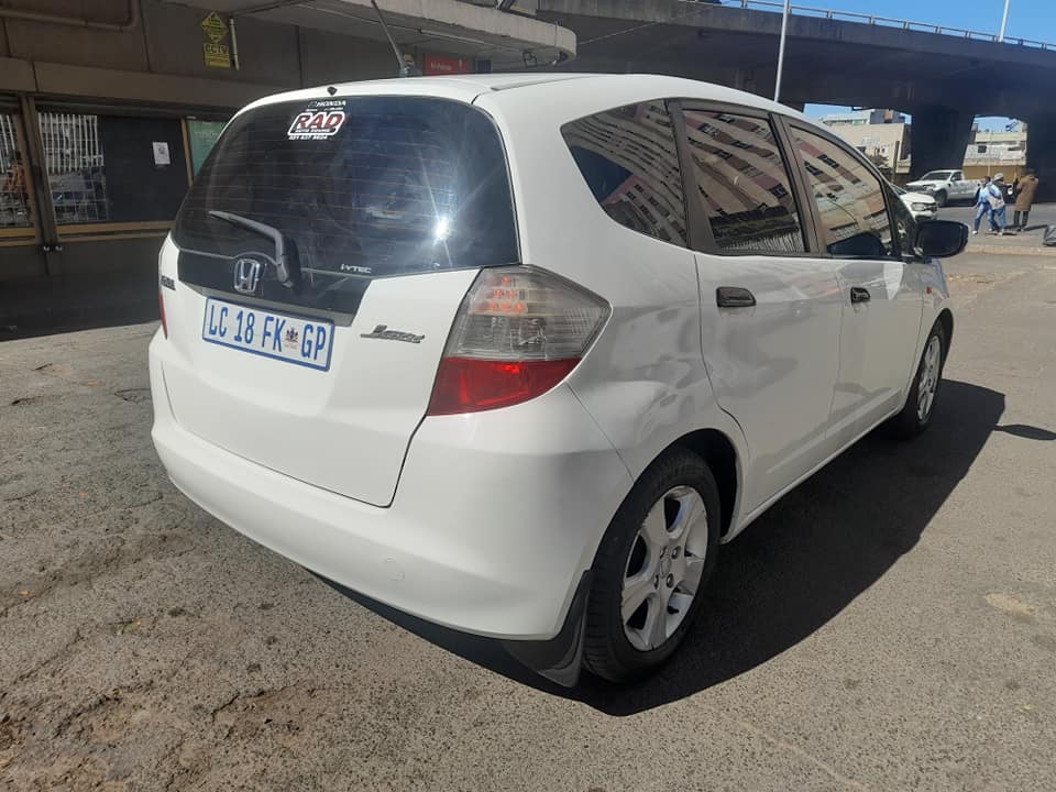 2009 HONDA JAZZ 1.3 AUTOMATIC EXCELLENT CONDITION CONTACT LEON ON