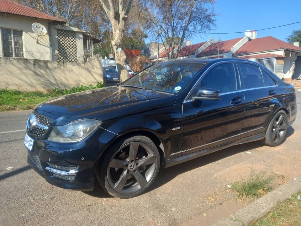 2014 Mercedes Benz C200 Petrol, Automatic, Black, 270000kms. Leather Seats Sunroof.