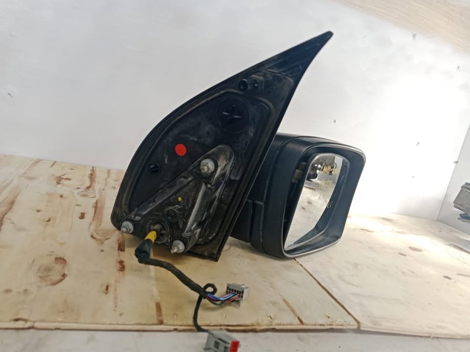LAND ROVER FREELANDER 2 DRIVER SIDE MIRROR - Private Seller