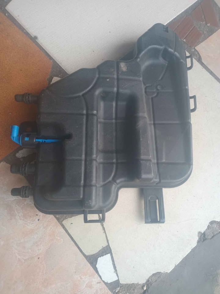 Expansion Tank 8610819 BMW F10 6 F06 - Private Seller Expansion Tank 8610819 BMW F10 6 F06 - Private Seller