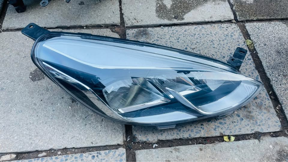 Ford Fiesta headlight 2017 - Private Seller Ford Fiesta headlight 2017 - Private Seller