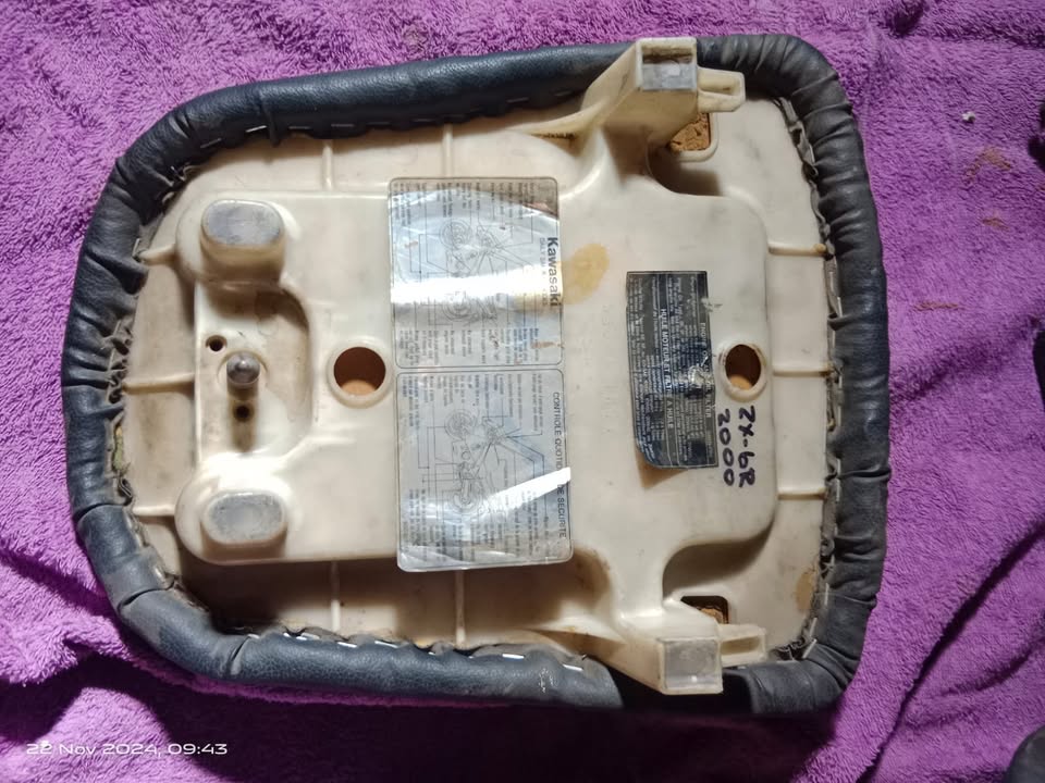 「カズ8778」 Used kawasaki zx6 2000 seat for sale in Gauteng | Auto Mart