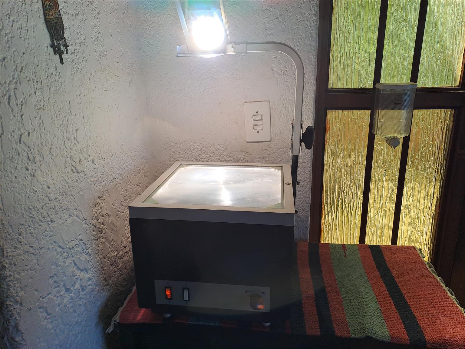 Overhead Projector. Complete. Working 100%. As good as new. I am in Orange Grove