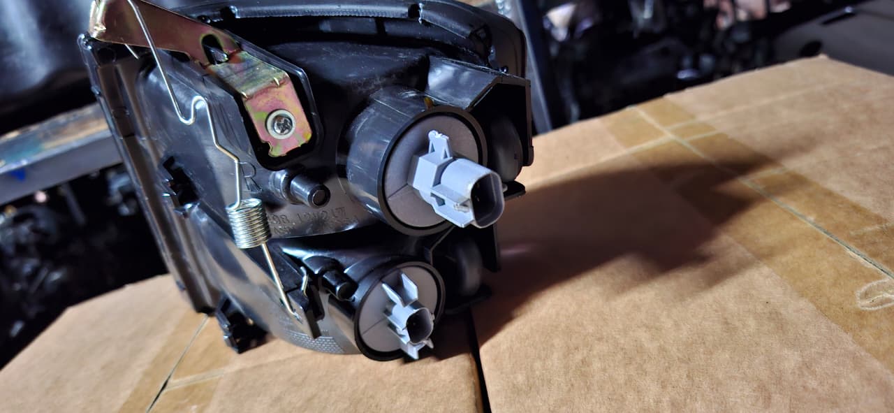 1998 to 2000 mitsubishi pajero gen2 corner lamp for sale new - Private Seller