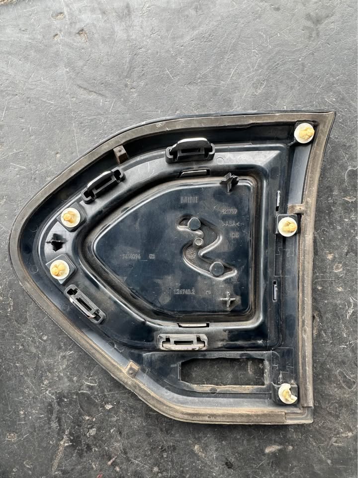 MINI Countryman F60 S Sport Front Bumper Right Side Grill 2017 upwards - Private Seller MINI Countryman F60 S Sport Front Bumper Right Side Grill 2017 upwards - Private Seller