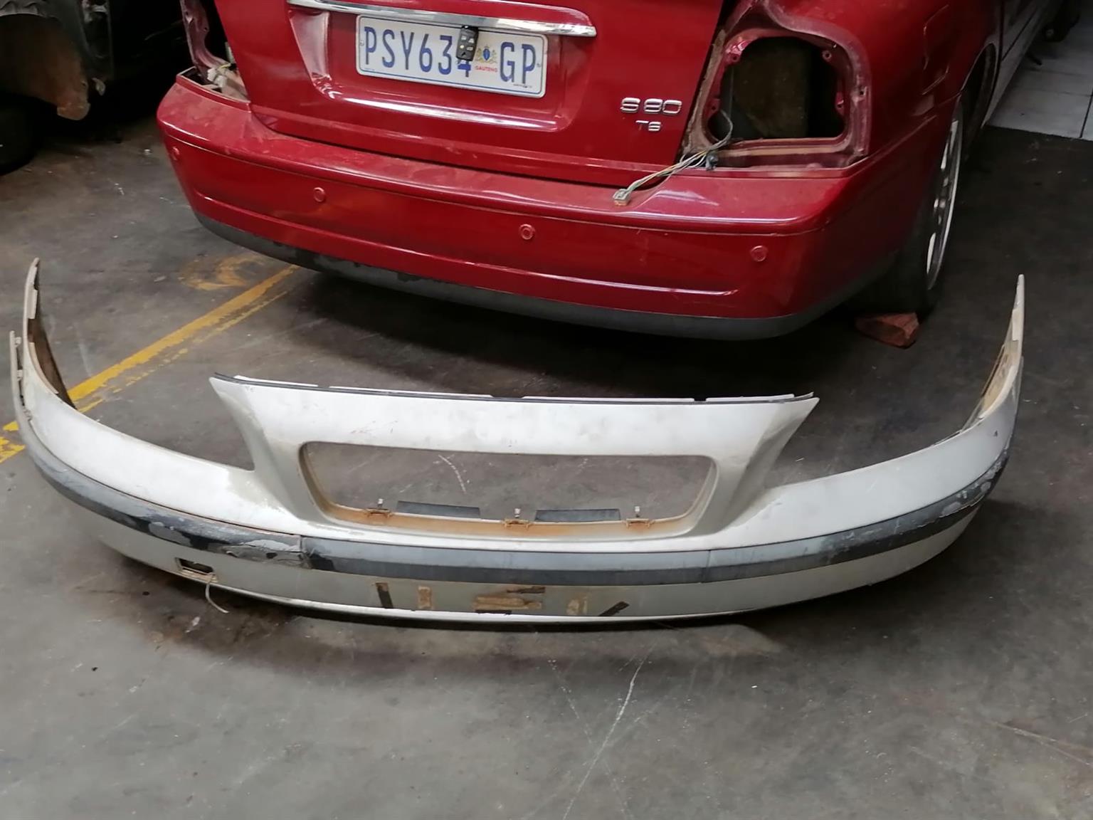 VOLVO XC70 FRONT BUMER FOR SALE (DELIVERY AVAILABLE COUNTRY WIDE) - Private Seller