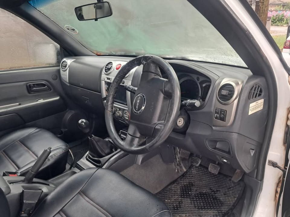 Isuzu KB 300 4x4 Club Cab Bakkie 2010