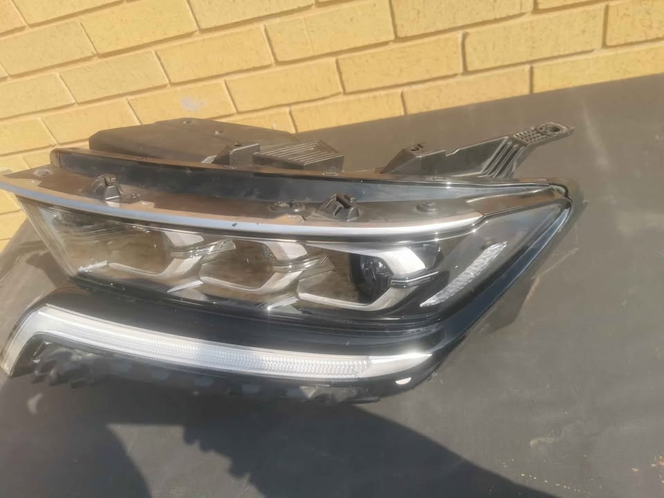 Kia Sorento left headlight 2023 - Private Seller Kia Sorento left headlight 2023 - Private Seller