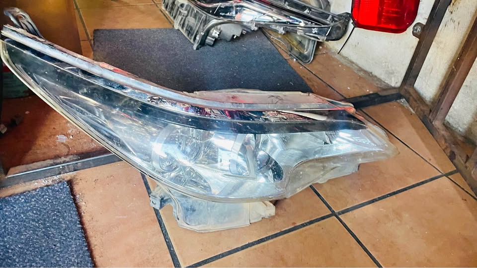 Toyota Fortuner headlight - Private Seller Toyota Fortuner headlight - Private Seller