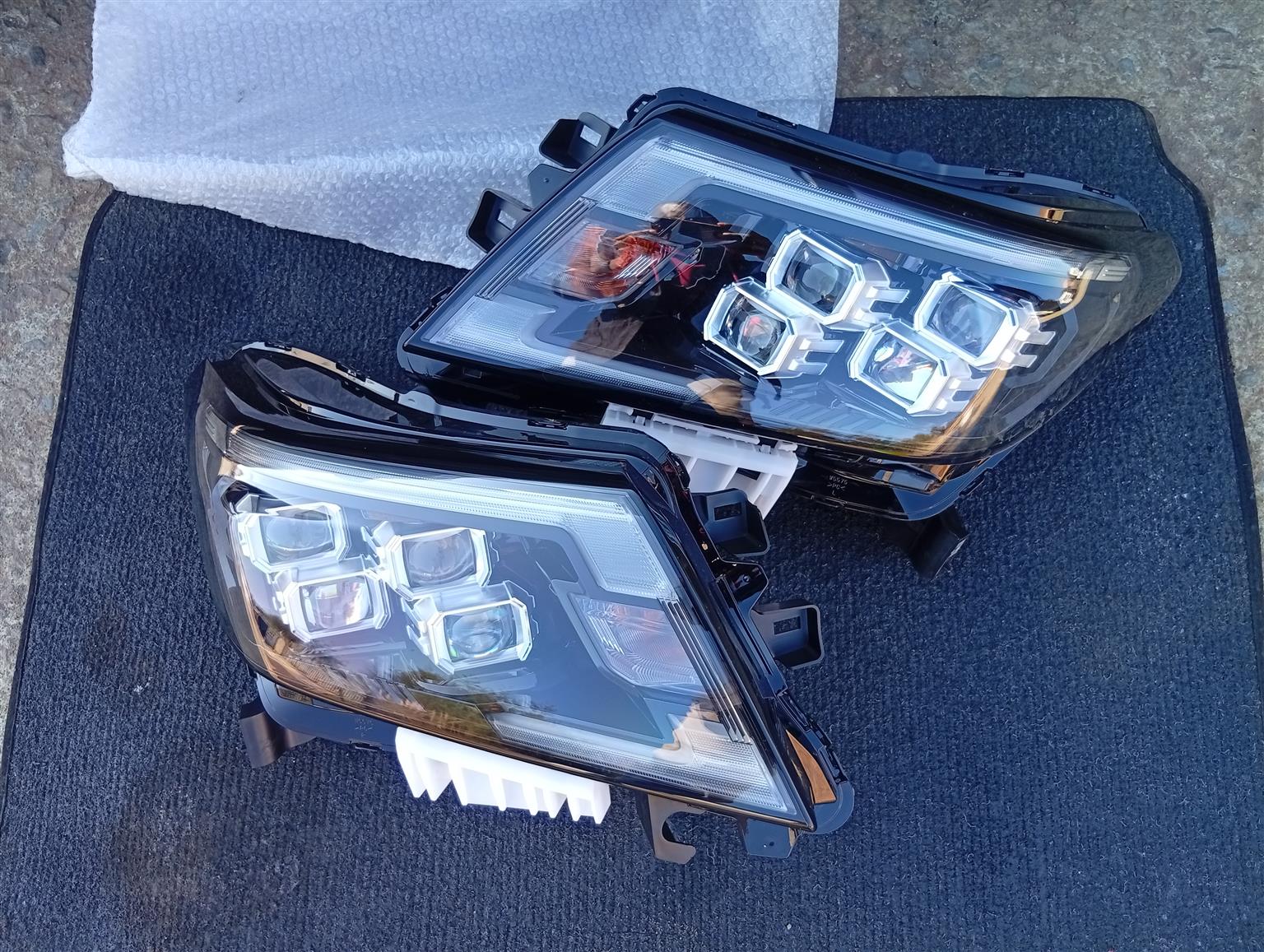 2022-2024 nissan. Navara left and right headlight