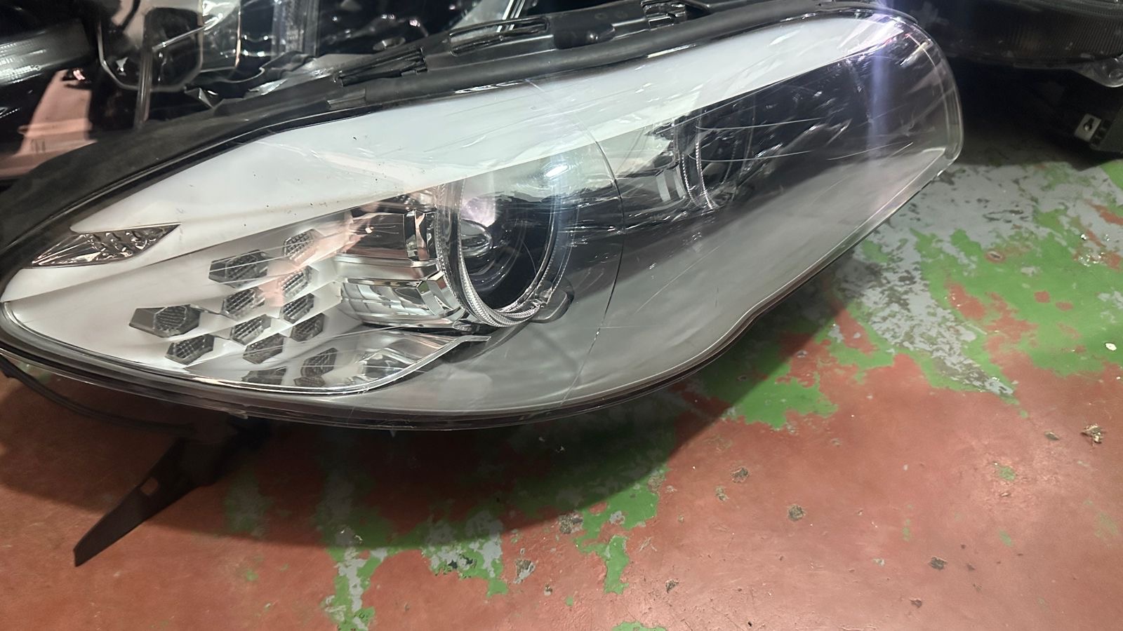 BMW 5-SERIES F10 RIGHT SIDE HEADLIGHT 2012 TO 2016 - Private Seller