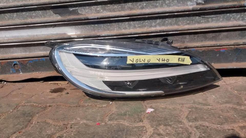 Volvo V40 headlight - Private Seller