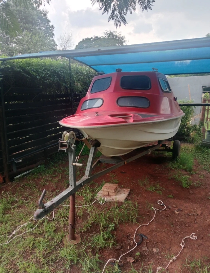 4.5m CRESTRIDER  cabin boat on trailer NO PAPERS.needs 2 new tyres rims still go
