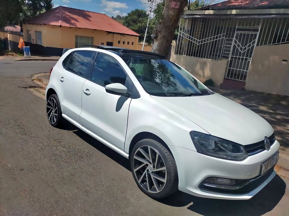 2016 VW POLO 6 TSI HIGHLINE 1.2 ENGINE PETROL, MANUAL, SUNROOF, WHITE COLOR, MILEAGE 75000km, 2016 VW POLO 6 TSI HIGHLINE 1.2 ENGINE PETROL, MANUAL, SUNROOF, WHITE COLOR, MILEAGE 75000km,