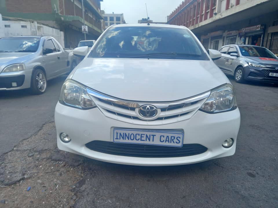 2014 TOYOTA ETIOS HATCHBACK 1.5 PETROL, MANUAL TRANSMISSION, WHITE COLOUR, MILEAGE 93000KM