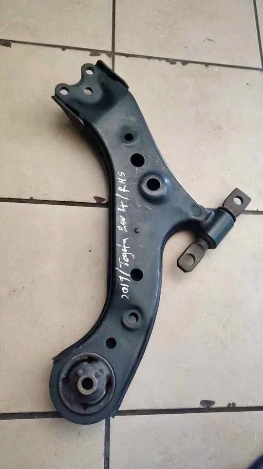 Toyota Rav 4 2019 Rhs Control Arm - Private Seller Toyota Rav 4 2019 Rhs Control Arm - Private Seller