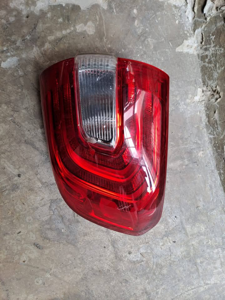 FORD EVEREST T7 RIGHT SIDE TAIL LIGHT - Private Seller