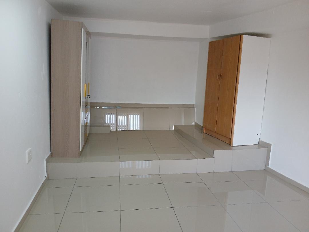 Ridgeway. Johannesburg South, 3 Bedroom Cottage with Open plan for rent