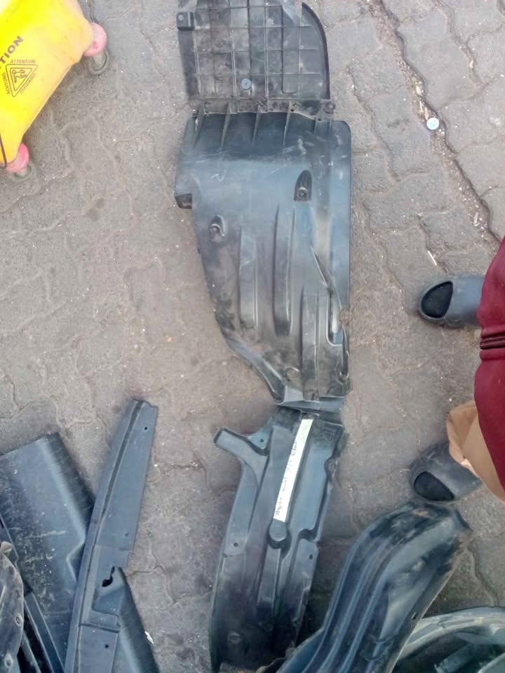 TOYOTA STARLET RIGHT SIDE FENDER LINER - Private Seller TOYOTA STARLET RIGHT SIDE FENDER LINER - Private Seller