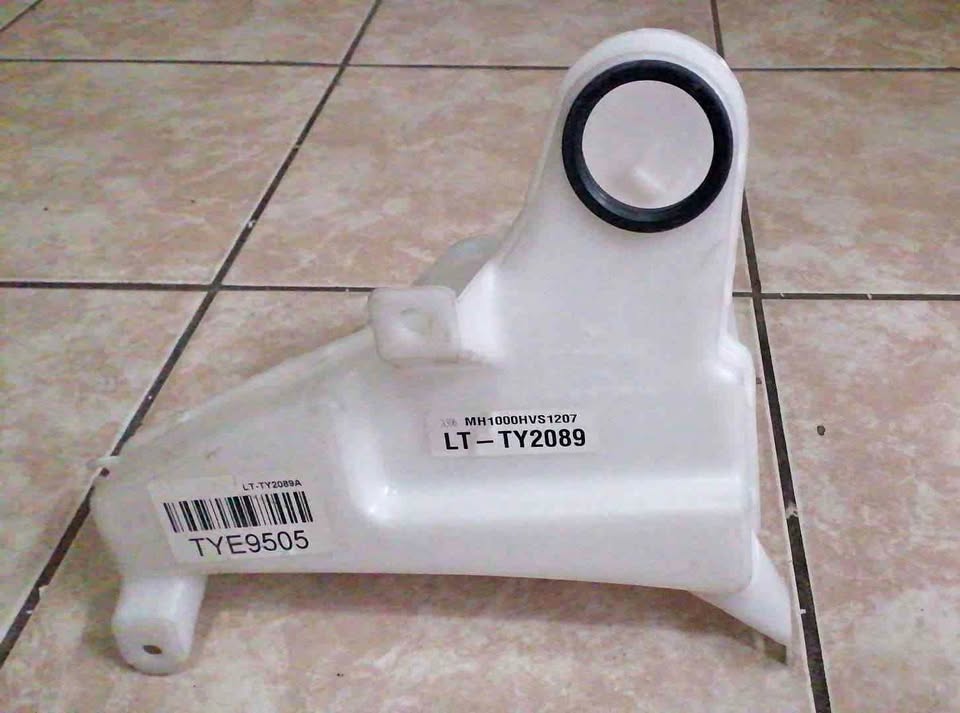 2005-2015 TOYOTA HILUX WINDSCREEN WASHER BOTTLE +MOTOR. - Private Seller 2005-2015 TOYOTA HILUX WINDSCREEN WASHER BOTTLE +MOTOR. - Private Seller